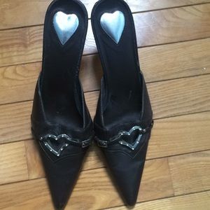 “Love”Ly heart cutout detail mule pumps